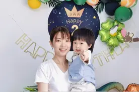 苏炳添奥运封神离不开家人支持，妻子抱娃出镜打扮甜美，好贤惠呀图片