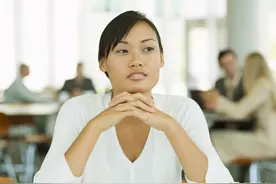 女友生日那天，她却去了男闺蜜那里，我找到她后，当众宣布分手图片