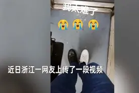 男子坐火车被人穿错鞋，左脚黑鞋右脚白鞋好生尴尬图片