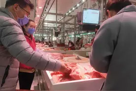 实拍市场猪肉23，鸡肉8块，牛肉32，看看买哪种肉的人多？图片