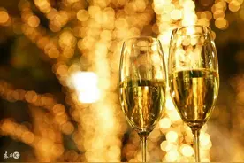 小说：她是吸血鬼，隔壁小奶狗弟弟不害怕，还撒娇撩她：吸我的血图片