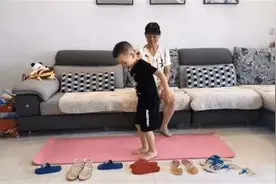 谁说不能让老人带娃？聪明奶奶带娃方式走红，比年轻人更胜一筹图片