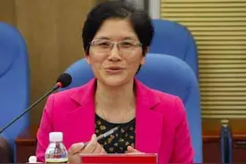 海南高院原副院长张家慧当庭认罪，举报人在法院外被其家属扇耳光视频封面