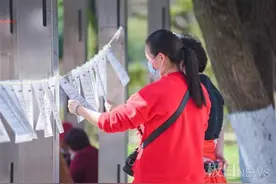 周末天气晴好，相亲角格外热闹图片