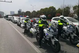 看哭了！全程警车开道、过水门…英雄回家，以最高礼遇欢送、迎接！图片