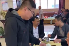 山东男子拿1千张1元纸币给兄弟随礼：小钱老婆不管，给他当私房钱图片