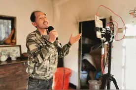 “守山大叔”的播音腔，一般人难达到，只因普通话对他来说是方言图片