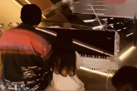 周杰伦女儿彻底开挂！才6岁就和爸爸四手联弹，穿裙装背影像妈图片