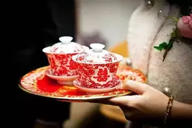 婚礼上，新娘因要九万九的敬茶红包，直接被架了出去：如你所愿图片
