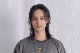 尹正陈都灵恋情被曝光，差七岁的他们看上去像差17岁图片