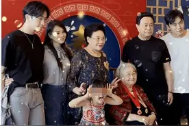 伊能静携哈利出席秦昊姥姥寿宴，与婆婆亲密搂腰，四世同堂好温馨图片