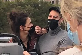 前阿汤嫂观光车上约会，情迷男友难自拔，小8岁大厨却在偷瞄美女图片