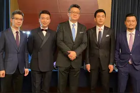 央视男主持合照曝光，朱广权自侃像在试衣服，网友：像伴郎团图片