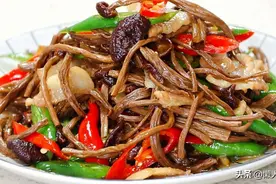 茶树菇搭配五花肉，炒了一盘下饭菜，一上桌就被家人抢光了图片