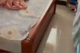 南宁一男子回家发现有男人躲在衣柜，妻子辩称修水龙头，男子气哭图片