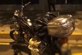 京A摩托栽在了夜查点，酒驾骑手边作揖边痛哭：饶我一次好不好！图片