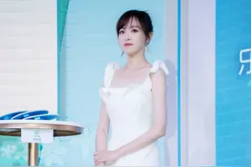 唐嫣身穿白色木耳边连衣裙，展现少女般的甜美可爱图片