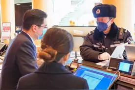 中国民警一句“行话”，揪出了吸贩毒的外国人......【平安中国之一线故事】图片