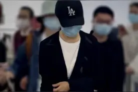 53岁周涛素颜现身机场！皮肤白净细腻身材纤瘦，单手捶腰显疲惫图片