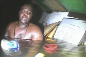 被困在深海沉船里近3天，他是怎么生存下来的？图片