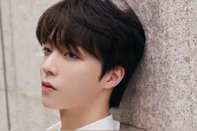 陈立农坐轮椅现身机场引粉丝担忧，工作室为无意占用公共资源致歉图片