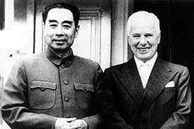 1954年周总理请卓别林吃烤鸭，卓别林向总理“提意见”：美中不足图片