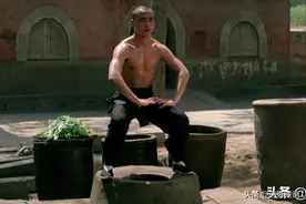 35年前的功夫片神作，少林弟子苦练铁裆功，主演是李连杰同门图片