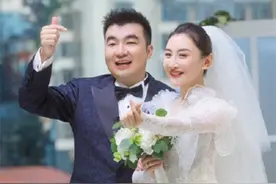 何雯娜婚礼现场冷清，女儿当花童成全场焦点！对比梁超前妻差距大图片