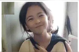 “最美姐姐”火了，身后背着妹妹还拎50斤行李，满脸笑容令人心疼图片