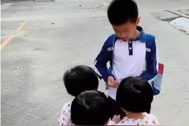 三胞胎姐姐放学接哥哥，哥哥一个简单动作，网友们呼吁：太温馨了图片