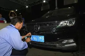 行驶证是不是和上牌同时办理，谁先谁后呢图片