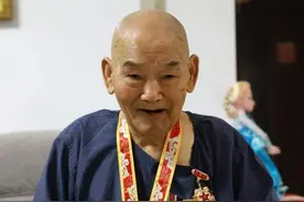 安徽一老农家发现报功书，子女拿给政府确认，政府：你父亲是英雄图片