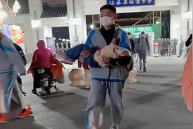 3岁妹妹接哥哥放学，被哥哥拦腰抱起，网友：这样的哥哥我也想要图片