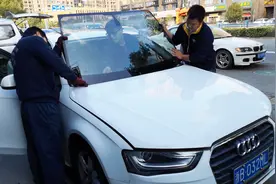 小伙的奥迪轿车挡风玻璃裂了，去4S店换要2600块，外面换才1000块视频封面