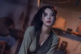 不简单！26岁出演潘金莲，戏外与武松传绯闻，48岁性感犹存图片