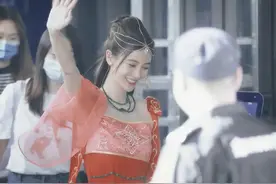 Angelababy不愧颜值担当，古风红衣亮相，抓拍依旧惊艳图片