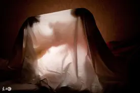 小说：儿子遇害，警察上门取证，老母亲一会胸闷，一会头晕，装病图片