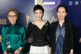 张艾嘉和一般阔太不一样，毛寸短发穿小礼裙，奔7岁数有纯真感图片