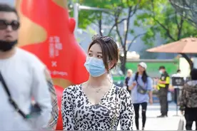 小姐姐穿衣真有个性！豹纹T恤搭配蓝色高腰牛仔裤，气质甜美图片