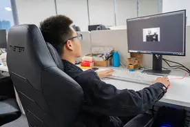 办公桌椅配置有讲究，电竞椅与升降桌如何打造高效工作环境？图片