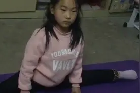 女孩的动作标准不？看看那脸上的表情不知道是紧张还是害怕