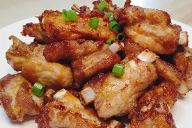 蒜香排骨，外酥里嫩，香到骨头里，看得直流口水，大人小孩都爱吃图片