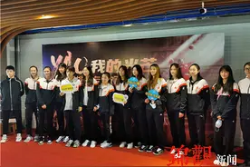 学习中国女排精神 四川男女排齐聚《夺冠》时刻图片