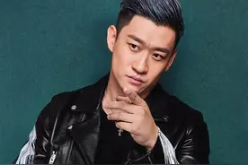 曹云金深夜强拉美女上车，怒吼司机快开车，美女好友阻拦也无效图片