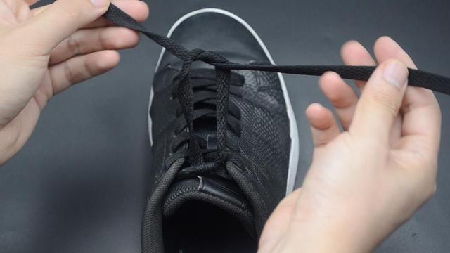 运动时鞋带老是松动？教你一招双蝴蝶结鞋带系法，美观又牢固