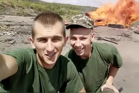 最惨士兵自拍：炮弹在头顶爆炸，现场只找到一部手机图片