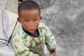 2岁男孩“无父无母”，冬天依旧赤脚没鞋穿，想妈时就抱姑姑图片