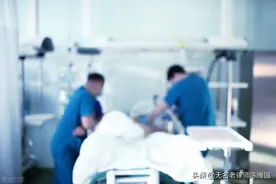 爸爸在妈妈怀里咽气前对女儿的最后呼唤图片