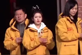 《且试天下》赵露思为防止造型泄露，出行撑9把伞，却被嘲架子大图片