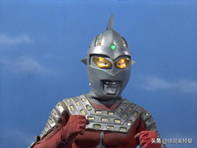 怪兽坐着坦克出现了，赛文奥特曼被怪兽碾压，怪兽：看我的厉害